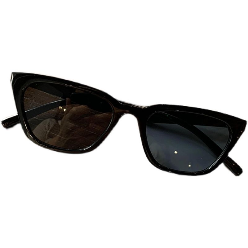 Cool Black Kat Hot Girl Met Retro Rechthoekige Bungee-zonnebril Met Een Klein Gezicht