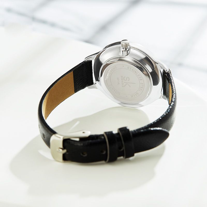 Mode Eenvoudige Wijzerplaat Opvallende Lederen Band Dames Quartz Horloge